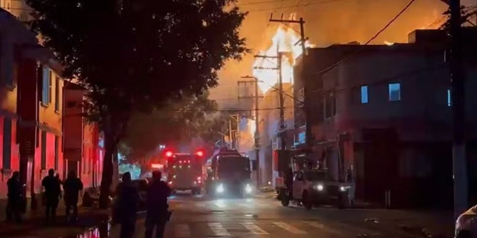 incendio-de-grandes-proporcoes-atinge-fabrica-no-bras,-em-sao-paulo