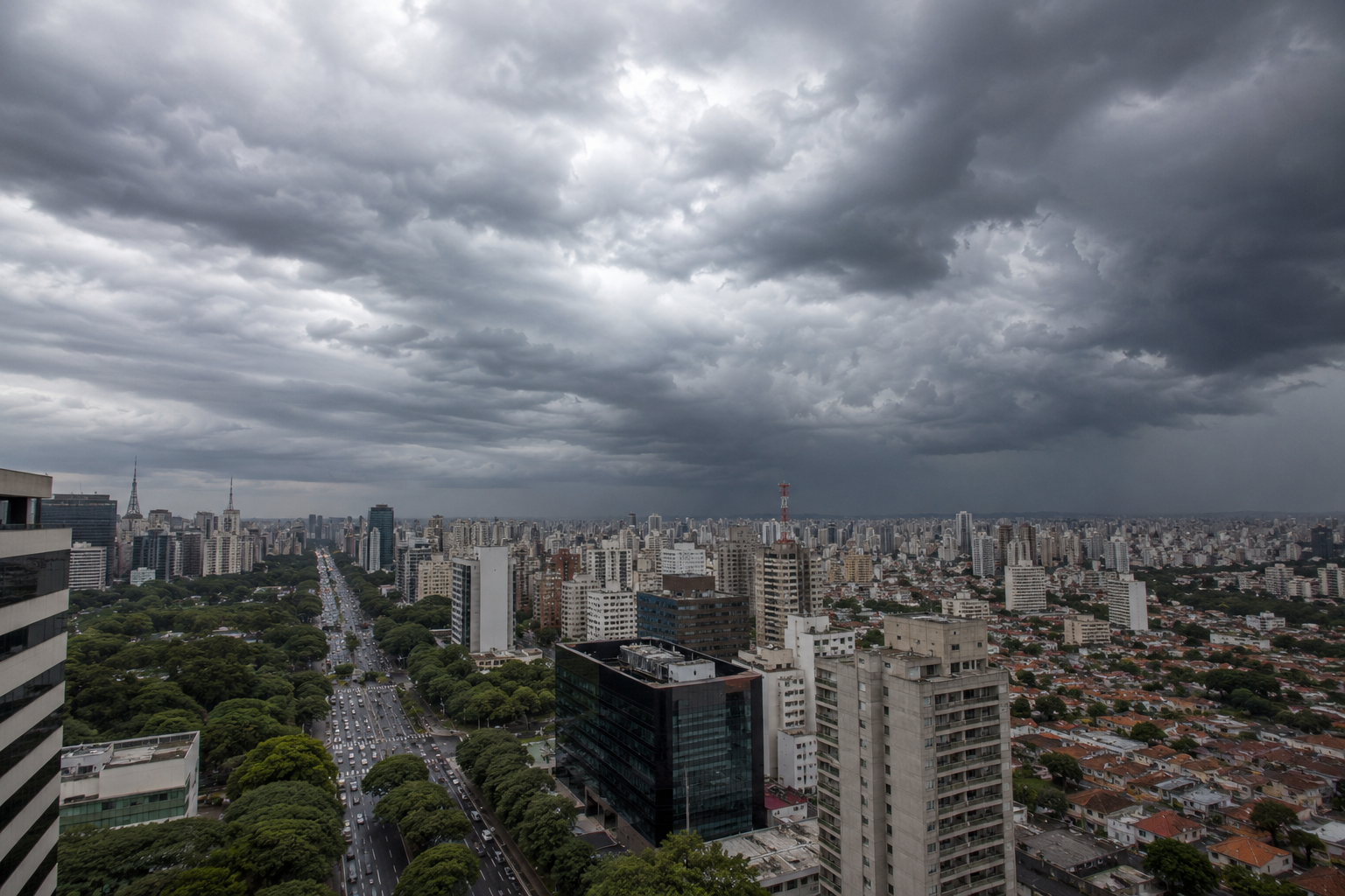 Frente fria avança e muda o tempo em São Paulo neste sábado